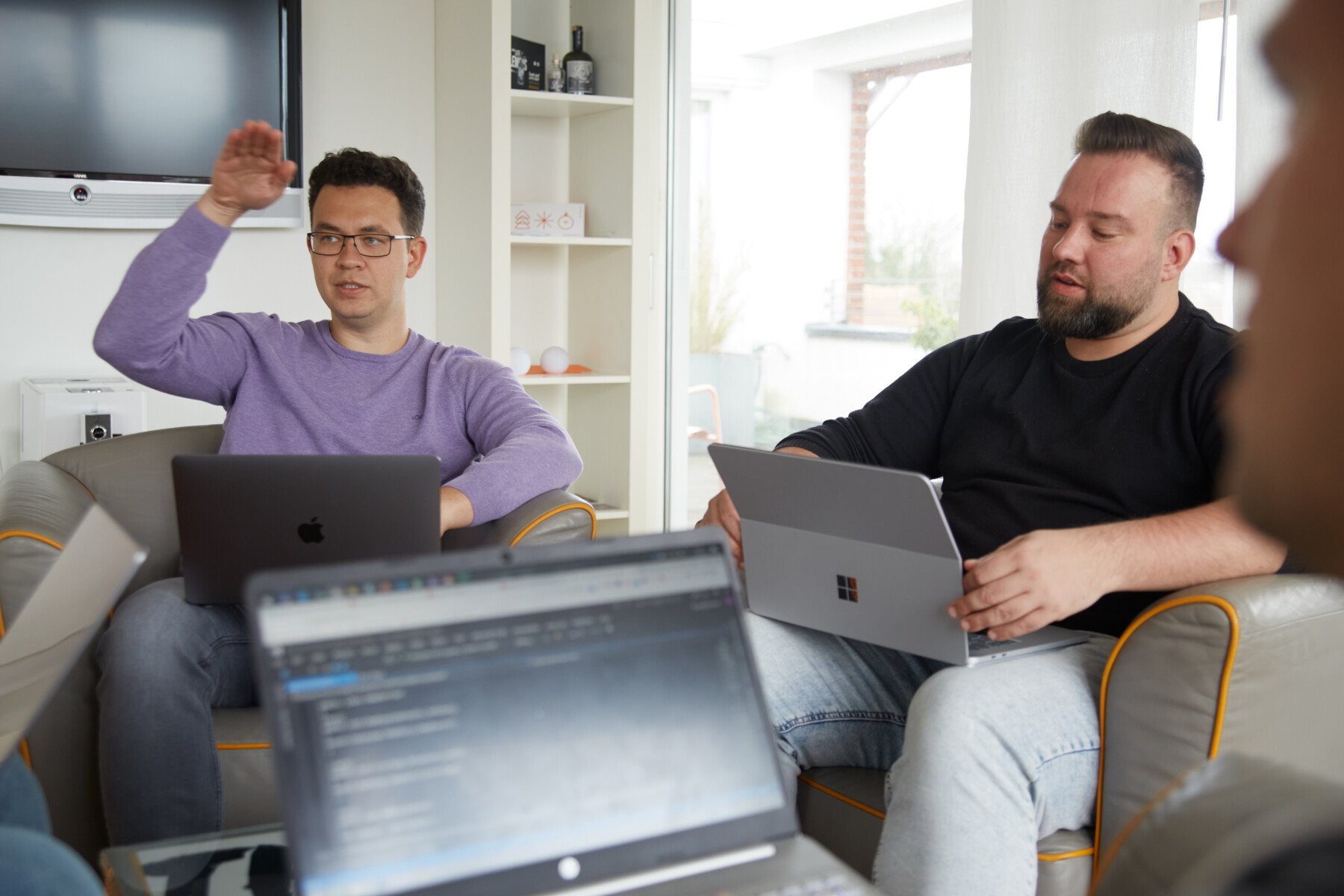 Zwei Männer in einem modernen Büro während einer Besprechung.