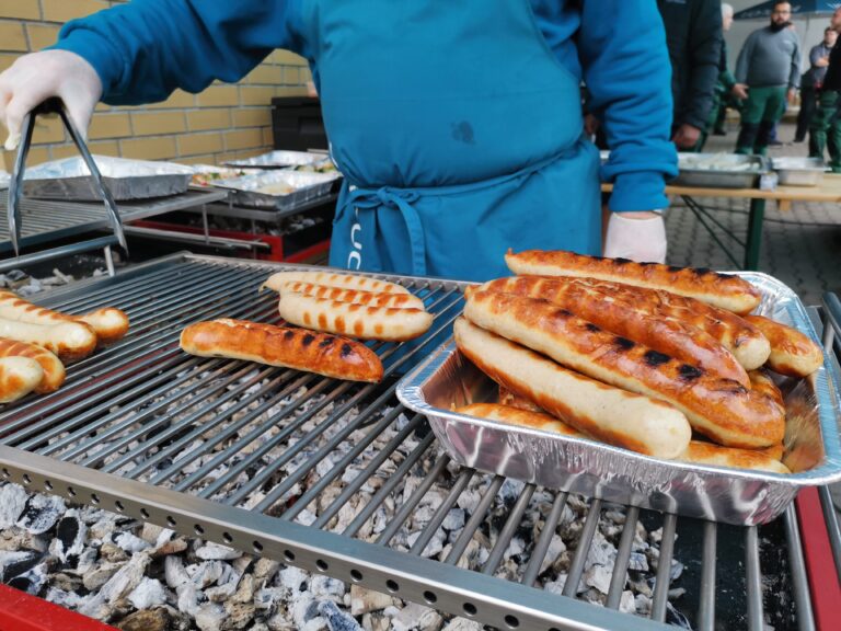 Würstchen auf dem Grill