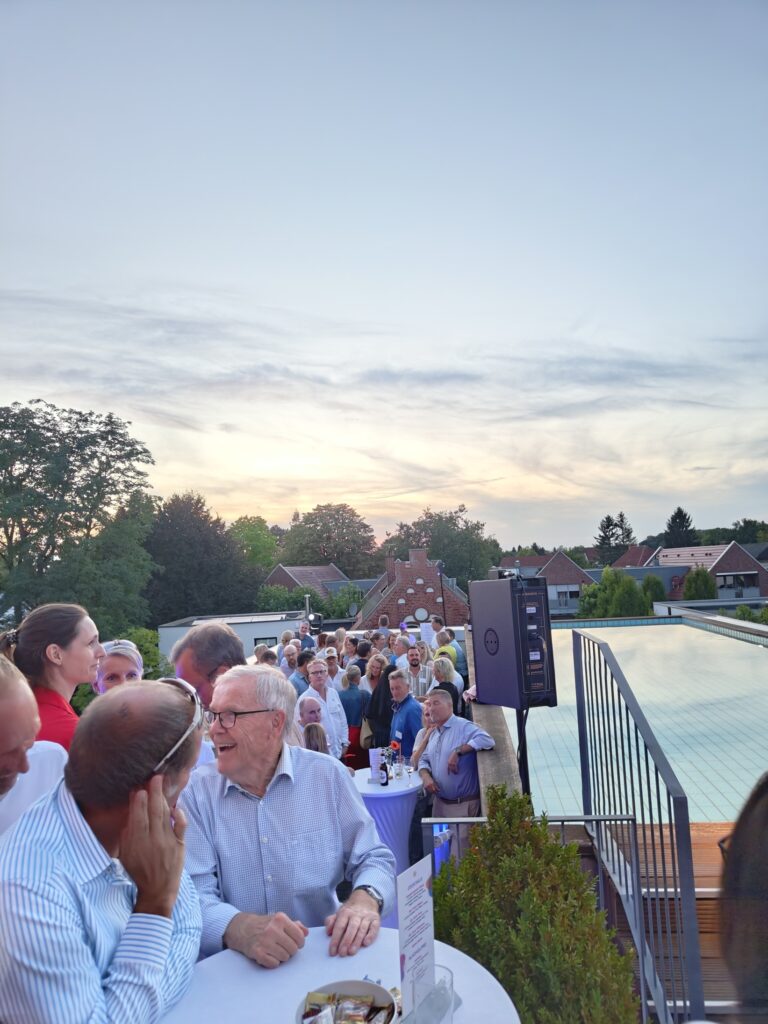 Menschenmenge bei Sonnenuntergang am Pool