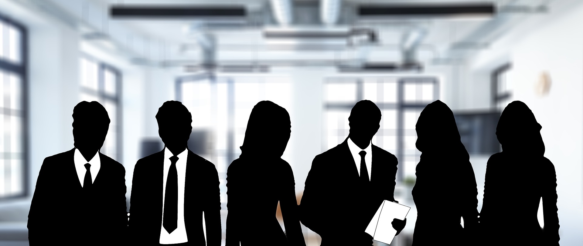 Ein organisierter Arbeitsplatz mit Notizen und Planungswerkzeugen