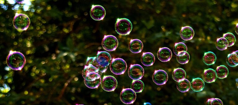 Bunte Seifenblasen die in der Luft treiben
