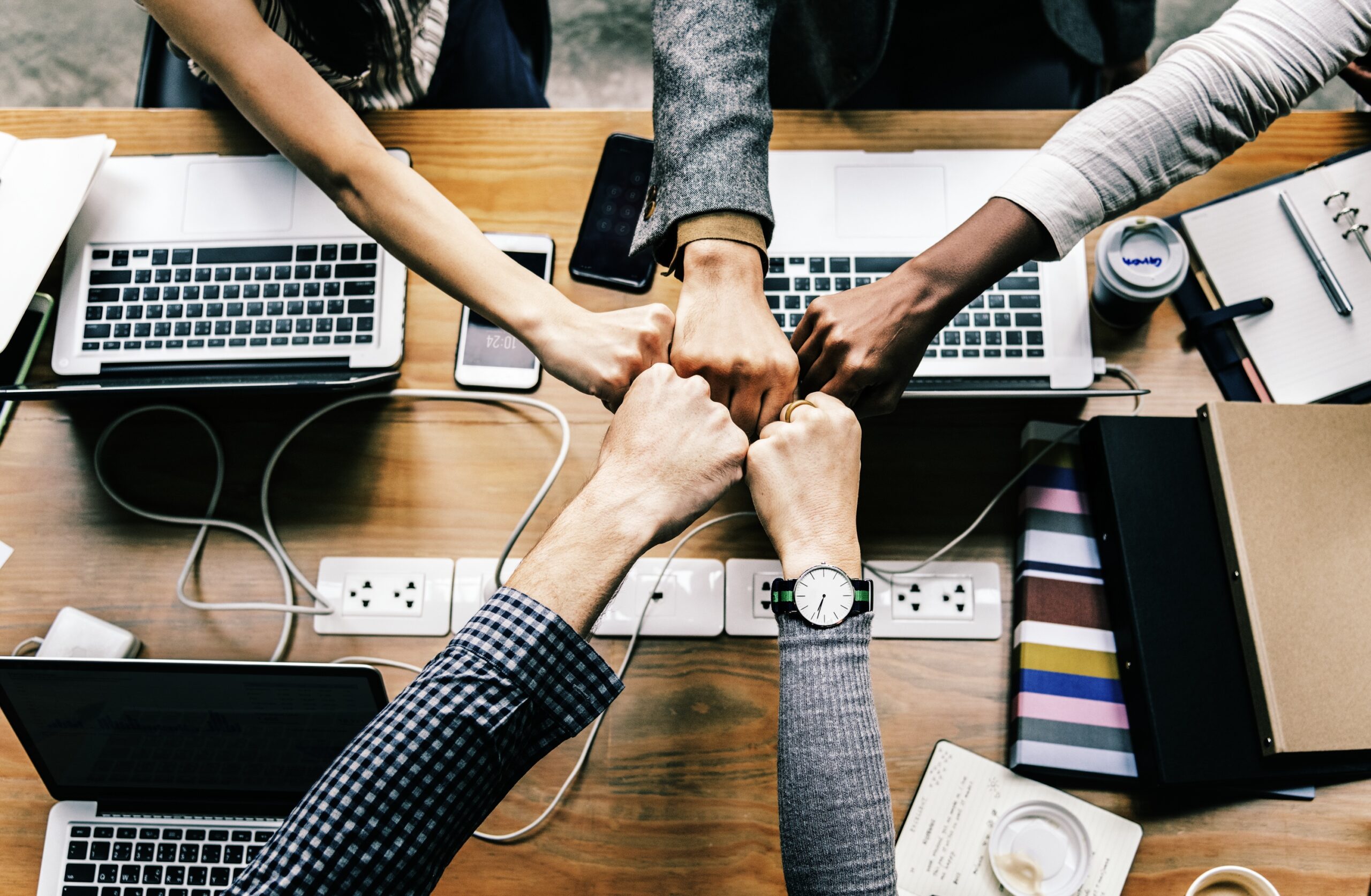 Eine Gruppe von sechs Personen in einem modernen Büro